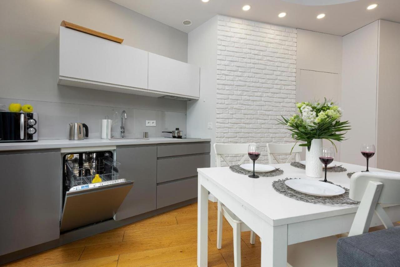 Modern Apartment With Pool Near Golden Terraces 바르샤바 외부 사진
