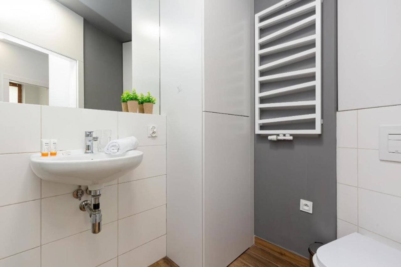 Modern Apartment With Pool Near Golden Terraces 바르샤바 외부 사진